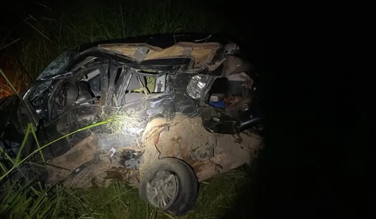 Carro ficou destru&iacute;do. Foto: Reprodu&ccedil;&atilde;o