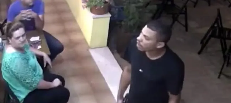 VOCÊ ESTÁ SENDO FILMADO: Imagens mostram bandidos roubando cafeteria na Bahia; Veja vídeo