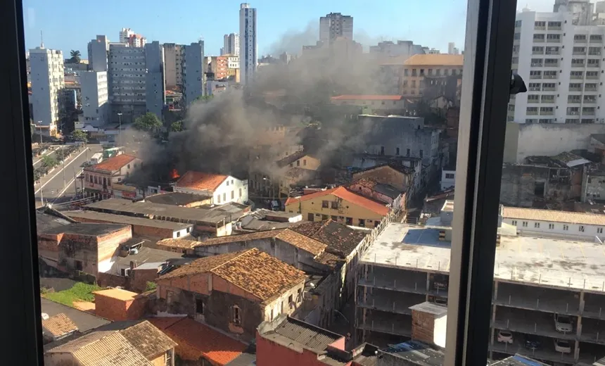 Vídeo: Casarão antigo na Barroquinha pega fogo; ainda não há informações de feridos