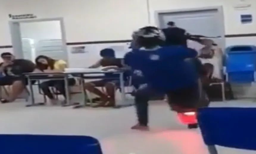 Aluno que empinou moto em sala de aula é punido; ‘Descumpriu orientação’, diz escola