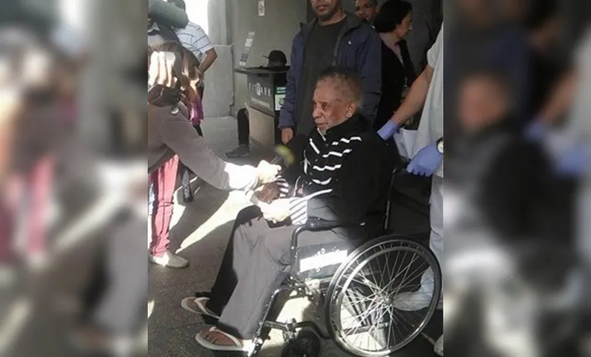 Agnaldo Timóteo recebe alta de hospital em São Paulo