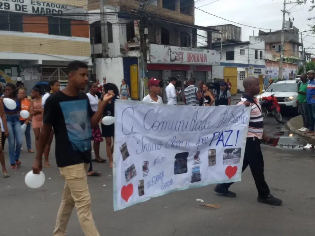 Após ataque, moradores do bairro de Santo Inácio fazem protesto e pedem paz