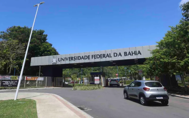 A Ufba foi oficialmente criada em 1946, a partir da integração de diferentes escolas e faculdades que já existiam na Bahia. A Universidade da Bahia foi instalada em 2 de julho daquele ano, em uma cerimônia realizada no Salão Nobre da Faculdade de Medicina, no Terreiro de Jesus/Foto: Reprodução