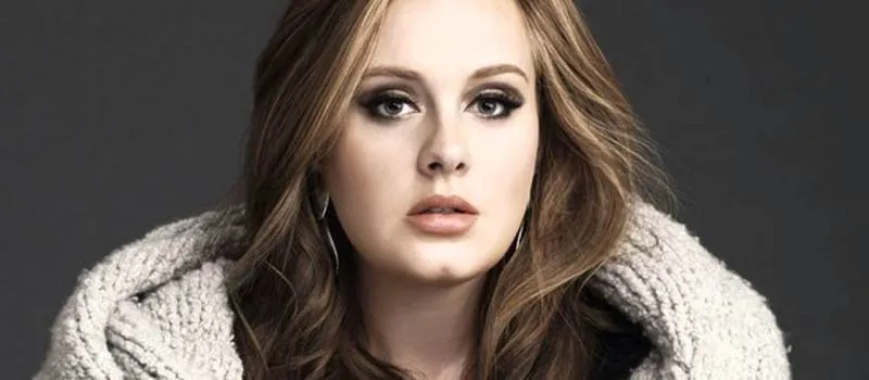 BRIGA DO SÉCULO: Adele cai no chão e briga em cima do palco; Assista vídeo