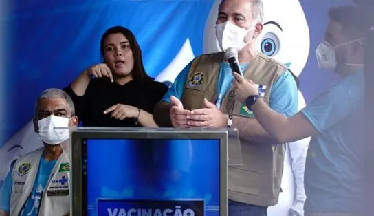 Ministério da Saúde se confunde e coloca que cloroquina é eficaz contra a Covid-19 e a vacina não; entenda