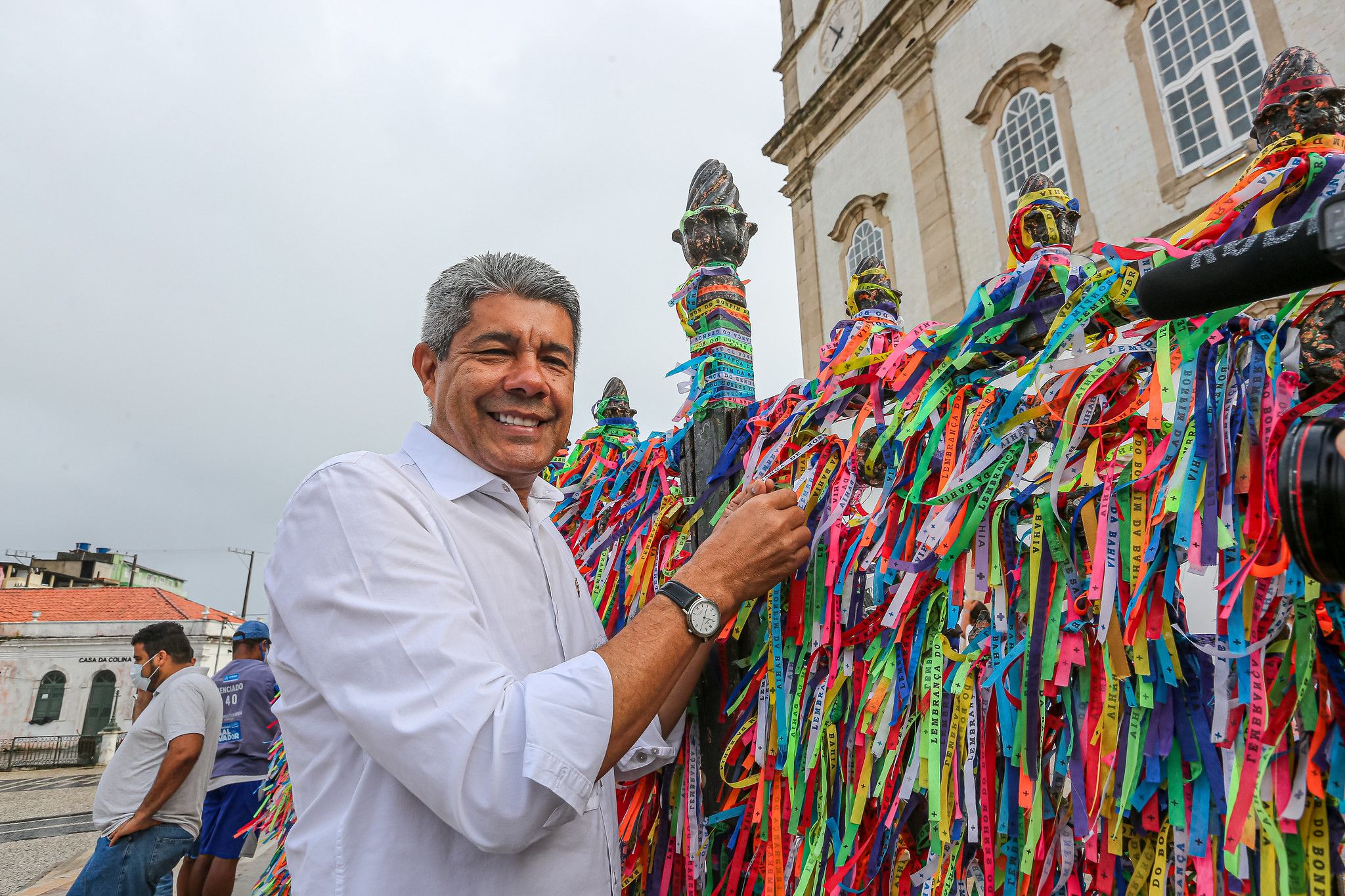 Jerônimo Rodrigues antes de missa na Igreja do Bonfim | Foto: divulgação/ascom