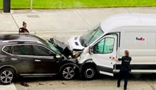 Motorista bate carro enquanto recebia sexo oral e quase tem pênis arrancado; o veículo colidiu com uma van de entregas