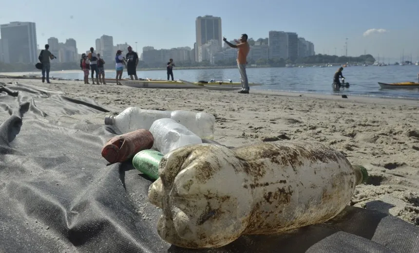 Plástico e resto de cigarro são mais de 90% dos resíduos no mar; diz Abrelpe
