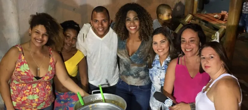 ARATU NOTÍCIAS: Carla Araujo e Lise Oliveira servem sopa à comunidade no Alto das Pombas