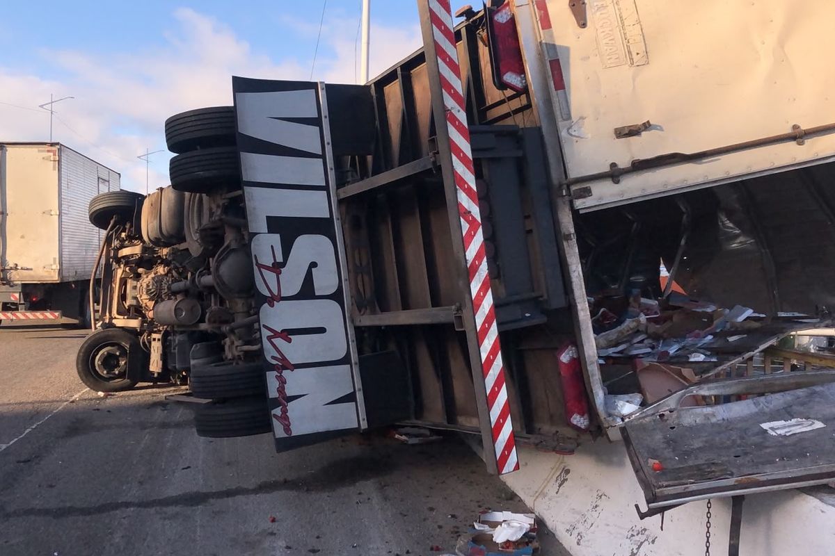 Caminh&atilde;o com carga de morangos tomba na Via Expressa Ba&iacute;a de Todos-os-Santos. Foto: V&iacute;tor Castro | TV Aratu