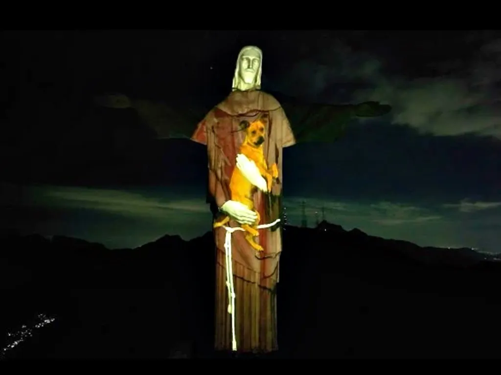 Cristo Redentor e projeção de vira-lata caramelo