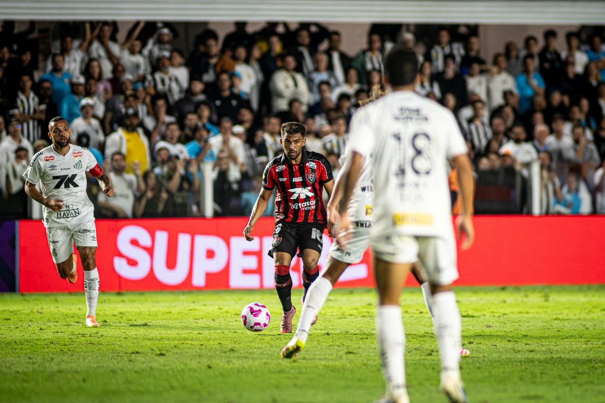 Com o 1x0 sobre o Santos, o Vitória chega a 31 pontos e se iguala ao Peixe, ficando mais perto de sair da zona de rebaixamento.  Foto: Victor Ferreira/EC Vitória