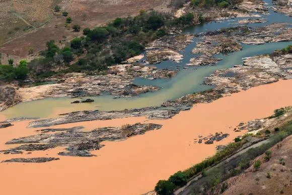 Rejeitos diminuem velocidade, mas continuam avançando pelo Rio Doce