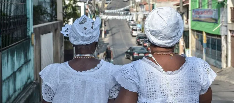 FÉ: &#8220;Minha mãe me dava banho para espantar os demônios&#8221;, diz candomblecista filha de evangélicos
