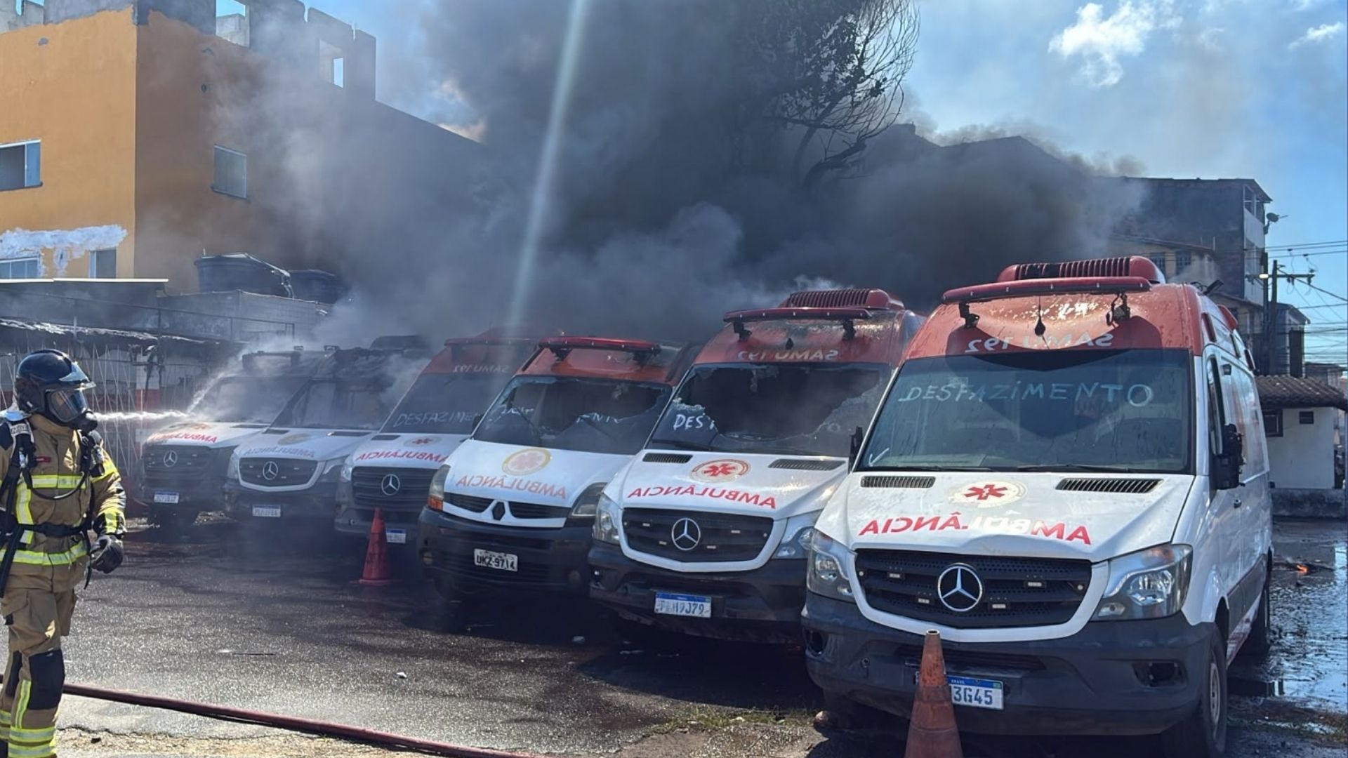 A&ccedil;&atilde;o criminosa &eacute; investigada ap&oacute;s inc&ecirc;ndio atingir ve&iacute;culos da Samu