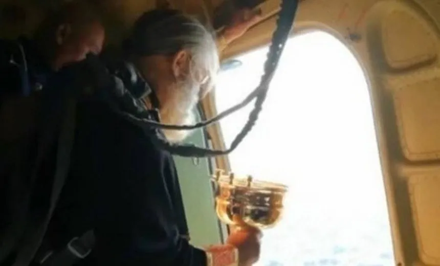 'Contra sexo e álcool', padre despeja 70 litros de água benta sobre cidade; veja vídeo 