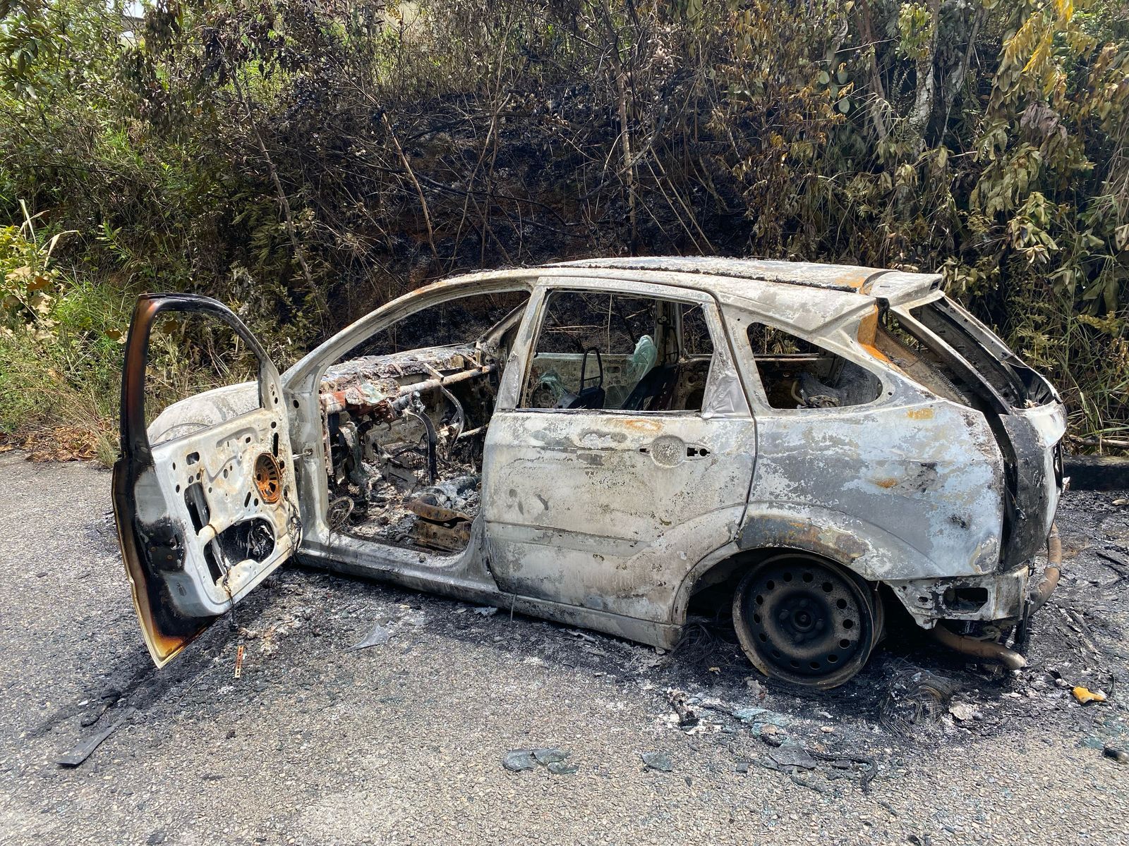 Carro carbonizado em Simões Filho. Foto: Lara Linhares / TV Aratu 