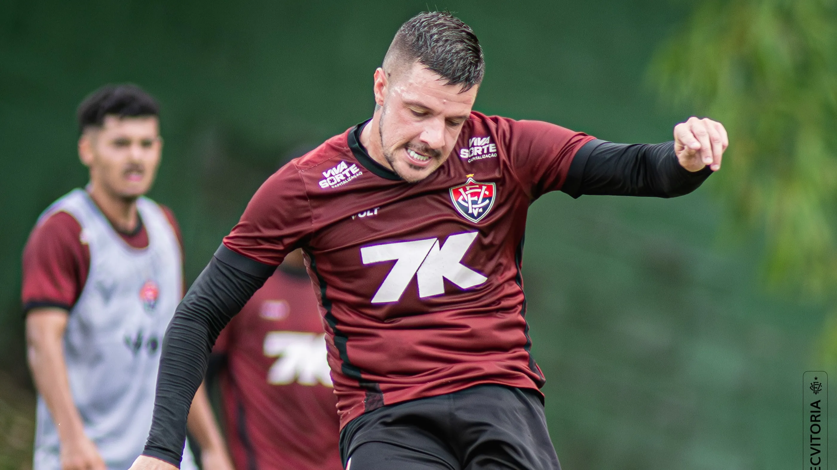 Renato Kayzer antecipa fim das férias e participa de treino do Vitória