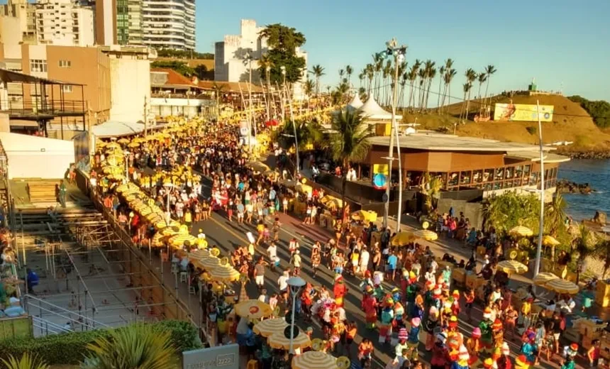 Fuzuê: Foliões vão às ruas para abrir a temporada de Carnaval em Salvador; assista