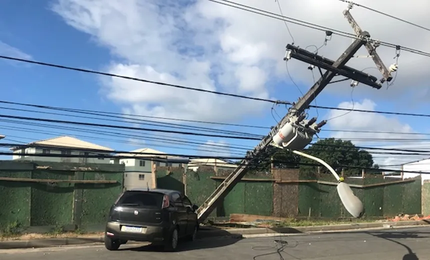 Carro derruba poste na Estrada Velha do Aeroporto; trânsito teve que ser desviado