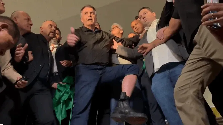 O Ex Presidente Jair Bolsonaro Mostra Tornozeleira Ao Sair Da Câmara