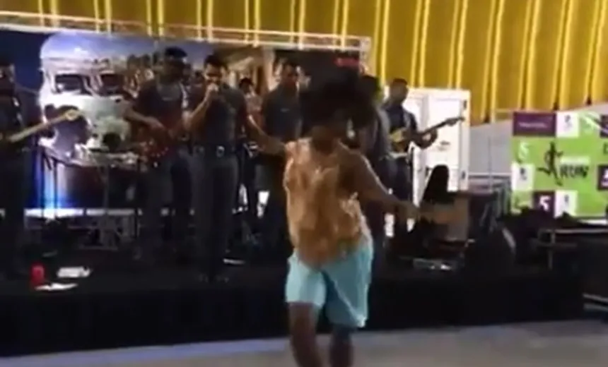 Passageiro de metrô cai na dança durante comemoração de 5 anos do serviço; assista