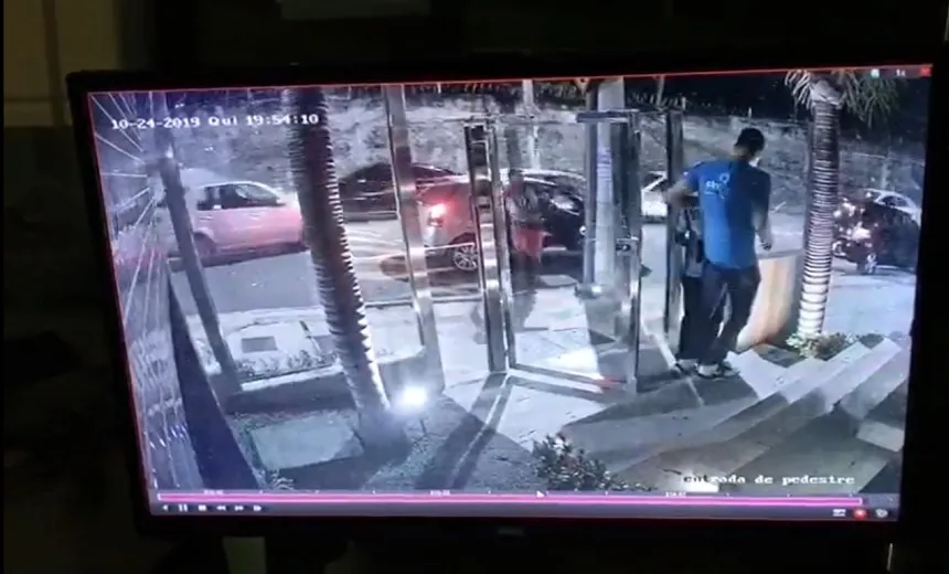 Câmera flagra homem sendo assaltado em bairro nobre de Salvador