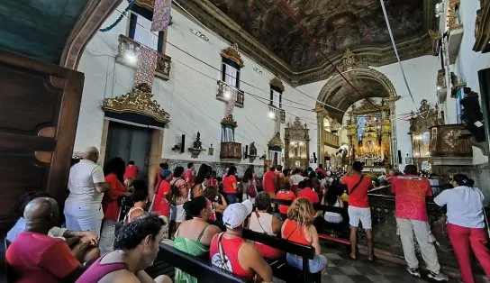 Devotos homenageiam Santa Bárbara, protetora contra raios e trovões