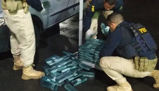 Motorista de caminhonete é preso em flagrante após cheirar cocaína e dirigir em estrada na Bahia