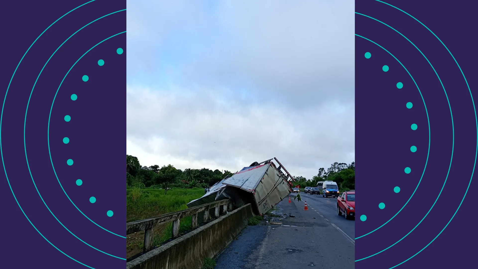 Caminhão fica pendurado em viaduto na BR-324 próximo a Simões Filho