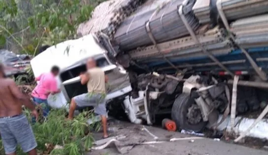BR-101: Carreta perde freio, causa acidente entre nove veículos no recôncavo baiano; ao menos, dois mortos