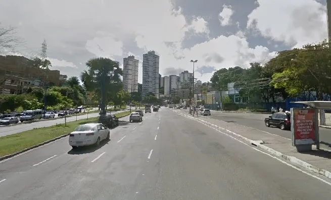 Ônibus bate em canteiro e dois passageiros ficam feridos na Avenida Vasco da Gama