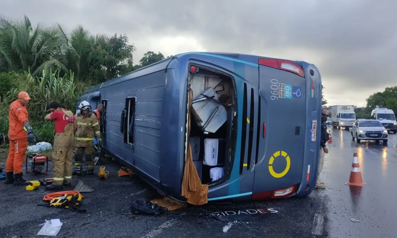 Ônibus tomba na BR-324 e deixa uma pessoa morta e quatro feridas em Simões Filho