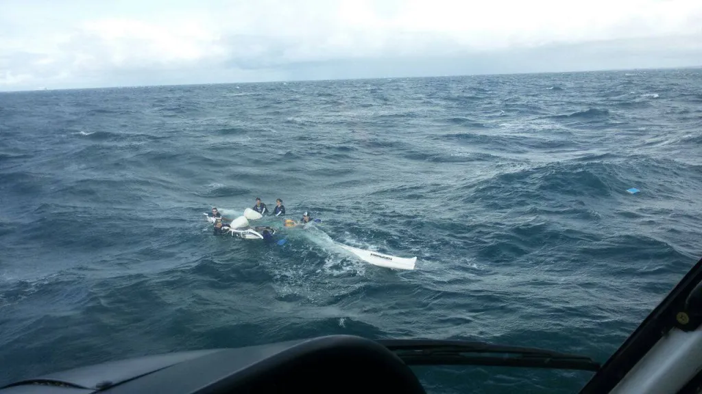 Canoa vira na Barra com seis pessoas a bordo, ninguém ficou ferido