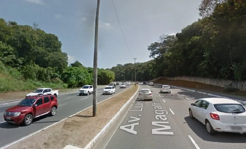 Motorista perde controle da direção e capota van na Avenida Luís Eduardo Magalhães