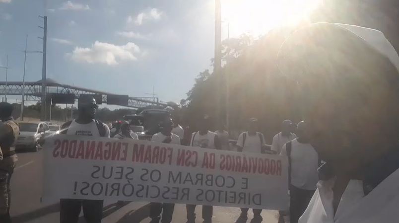 Manifestação dos ex-rodoviários da CSN começou por volta das 6h45. Foto: Leitor Aratu On