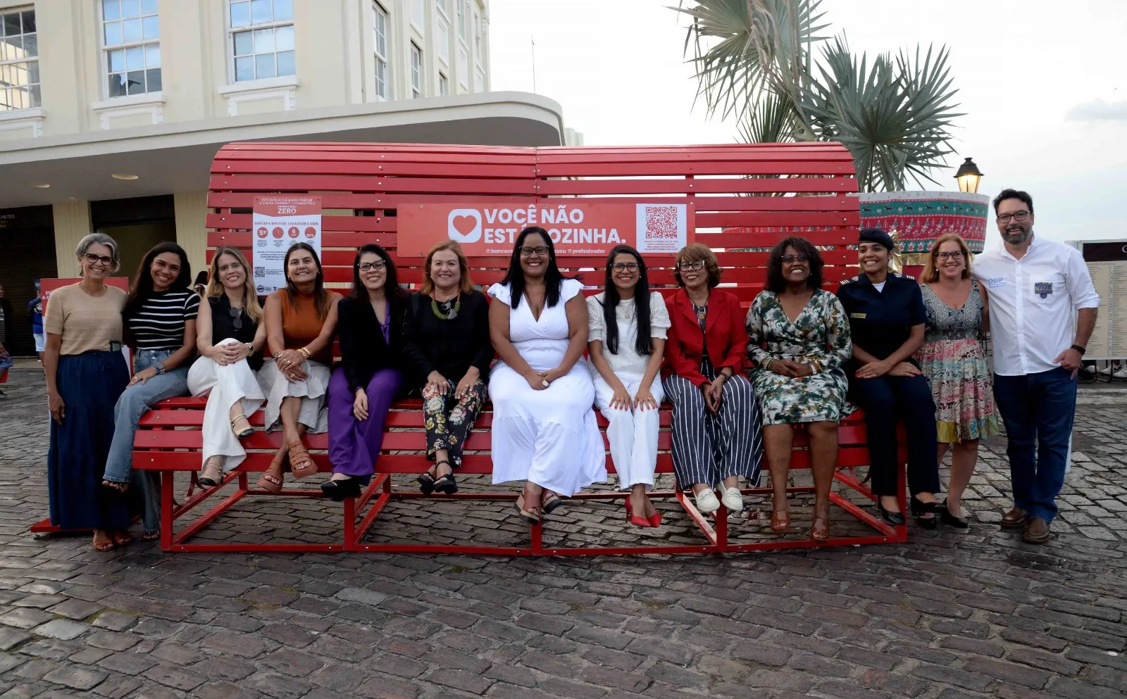 Banco Vermelho é símbolo de combate à violência contra a mulher em Salvador