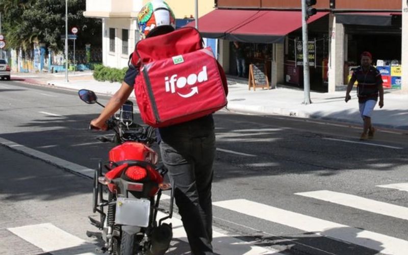 O iFood reforça em suas diretrizes de 2025 que a orientação padrão é que o cliente desça para receber o pedido/Foto: Rovena Rosa