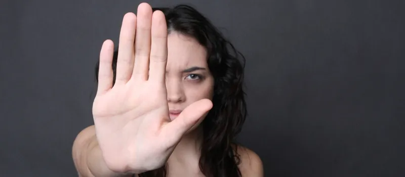 SANGUE FRIO: Homem mata mulher a facadas e enterra no quintal de casa