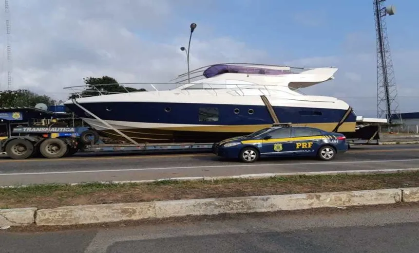 Barco de luxo é retido pela PRF após ser transportado de forma irregular