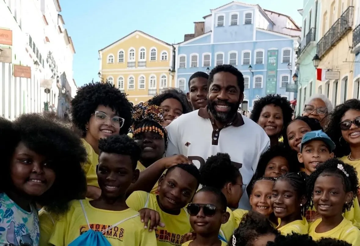 Lázaro Ramos lança livro no Pelourinho com crianças de escolas públicas