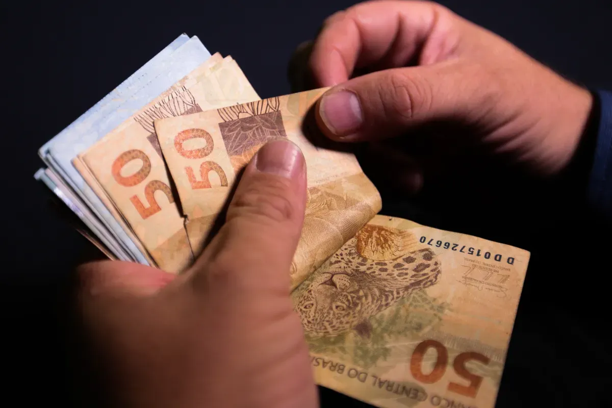 Segunda parcela do 13&ordm; sal&aacute;rio deve ser paga at&eacute; esta sexta-feira (19). Foto: Marcello Casal | Ag&ecirc;ncia Brasil