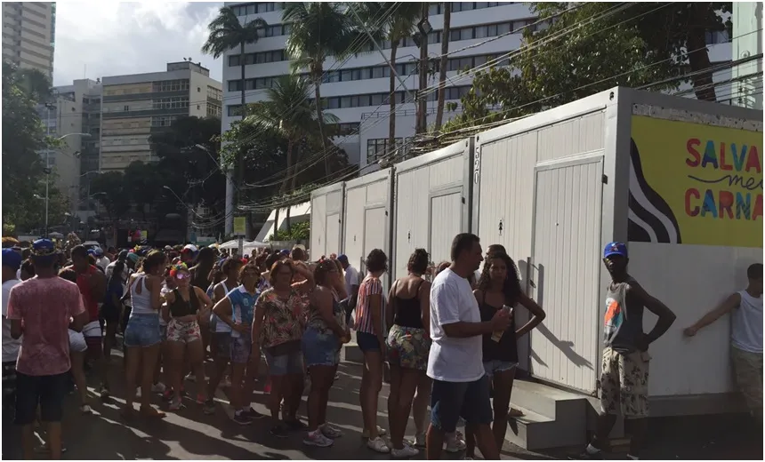 NA BRONCA: Foliões reclamam da ‘ausência’ e da sujeira nos banheiros químicos nos circuitos
