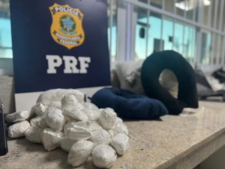 Cocaína estava escondida em travesseiro. Foto: PRF