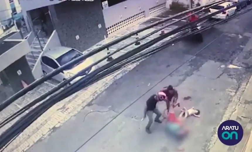 Homem que aparece sendo morto em vídeo com bebê no colo era acusado de executar PM em Salvador