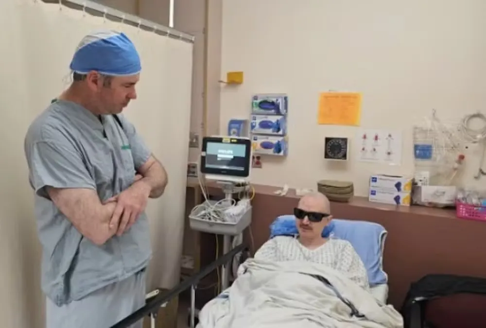 Paciente recupera a visão após cirurgia rara que implanta dente no olho