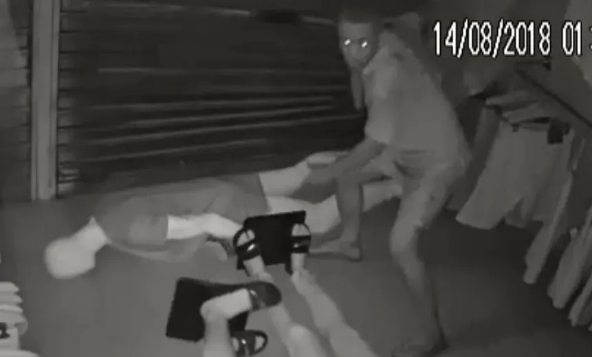 Homens invadem loja em Sussuarana e cometem diversas trapalhadas; assista