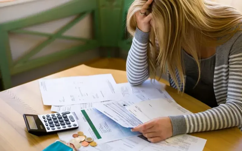 Quitar a dívida do IPVA é essencial para regularizar o veículo. Débitos pendentes impedem o licenciamento anual, o que pode resultar em multas, apreensão do veículo e inclusão do nome do proprietário em órgãos de proteção ao crédito (como Serasa e SPC), além de execução fiscal/Foto: Shutterstock