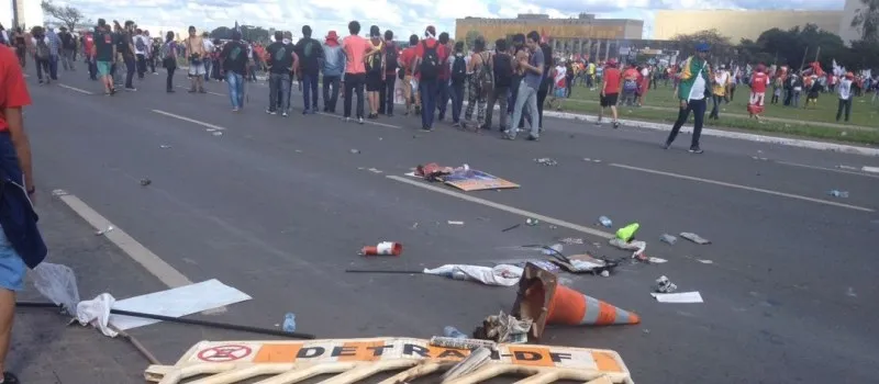 BRASÍLIA: Manifestantes põem fogo em prédios do Ministério da Agricultura e quebram fotos de ex-ministros