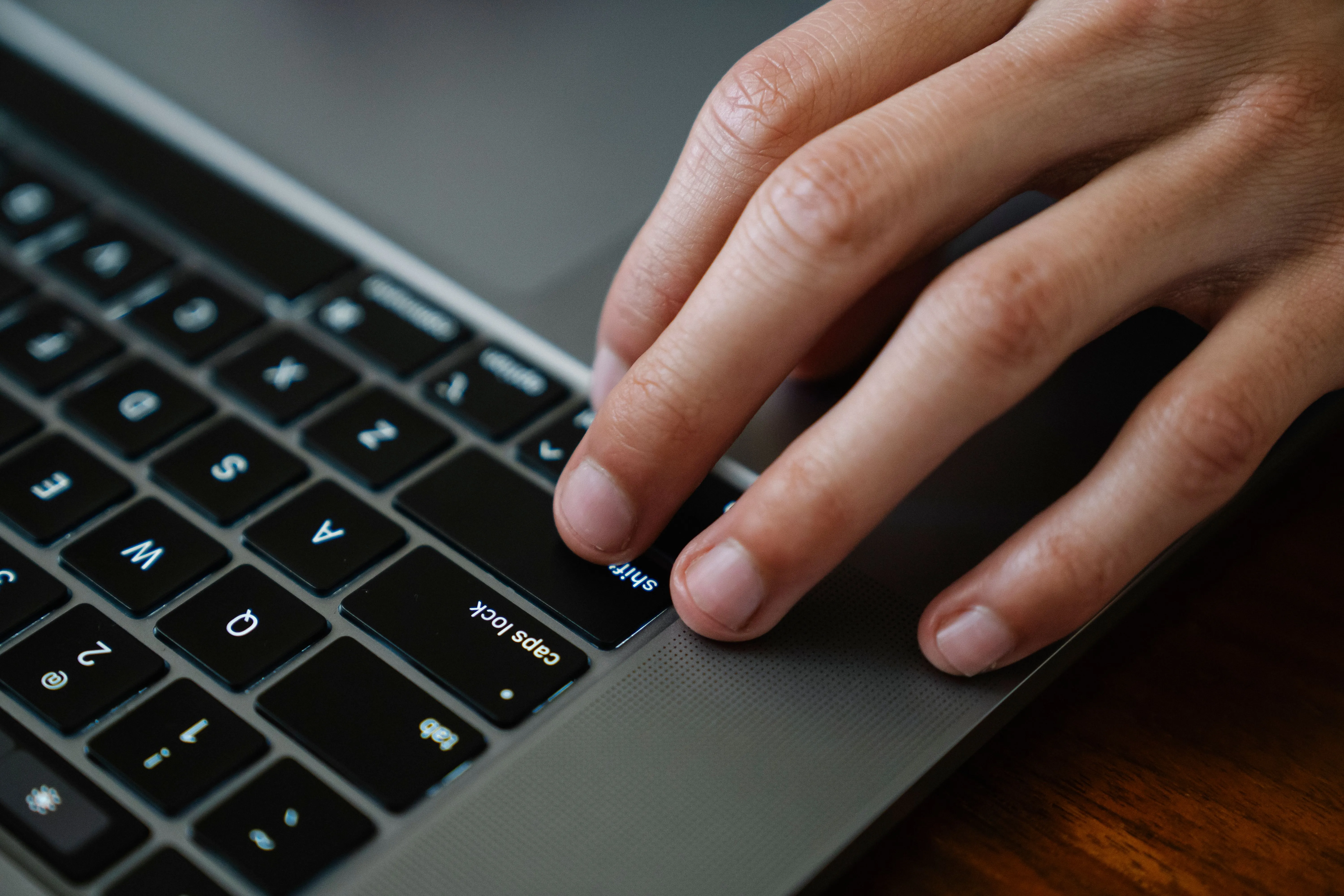 Violência digital contra mulheres cresce 188% no Brasil; saiba como denunciar